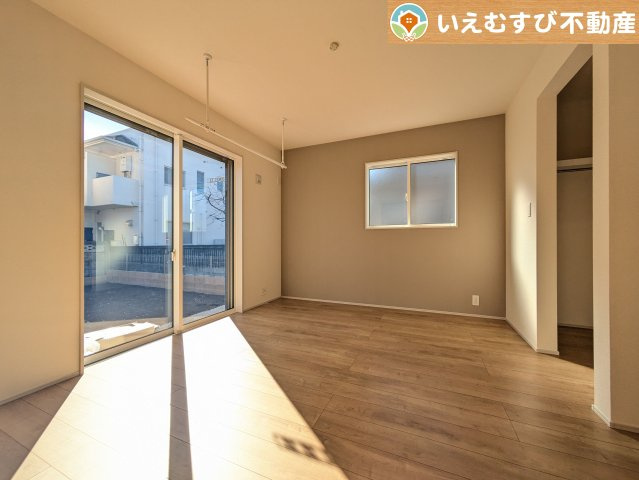 BLOOMING GARDEN　行田市富士見町2丁目2期の洋室|2面採光で明るい居室
たっぷりの採光で明るいお部屋にアクセントクロスがおしゃれな洋室！