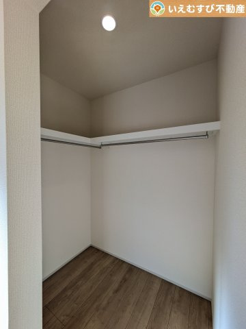 BLOOMING GARDEN　行田市富士見町2丁目2期の収納|たっぷりの収納力を備えたウォークインクローゼット
たくさん収納できるので季節物やかさばるバッグなども片付きます♪