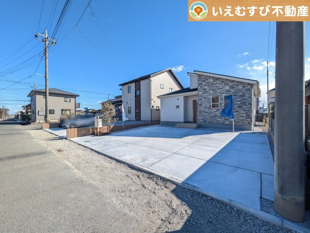 BLOOMING GARDEN　行田市富士見町2丁目2期の駐車場|並列4台駐車可能なゆとりのカースペース
複数台車をお持ちでも、お友達が遊びに来てもゆとりの駐車スペース！