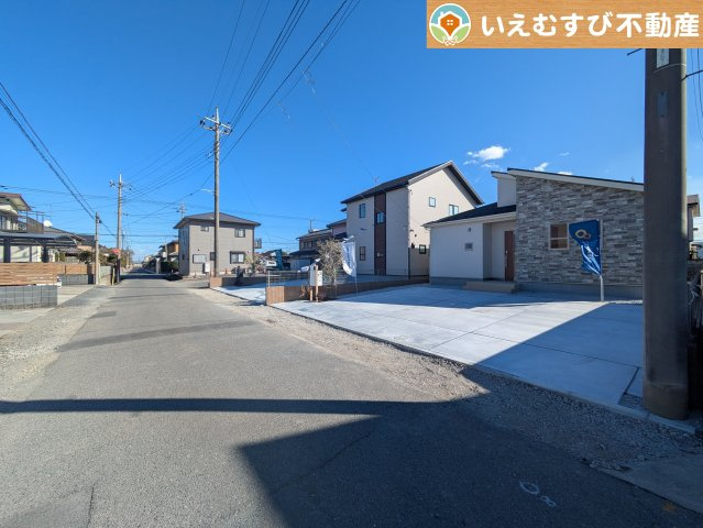 BLOOMING GARDEN　行田市富士見町2丁目2期の前面道路含む現地写真|安心の広々6ｍ前面道路
6ｍの前面道路はお車の駐車が楽々！すれ違える広さが確保されています♪