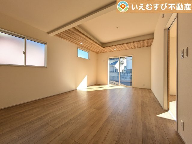 BLOOMING GARDEN　行田市富士見町2丁目2期の居間・リビング|開放感と家族との距離感にこだわったＬＤＫ
開放的な折り上げ天井のリビングで家族みんなでくつろげそうですね♪