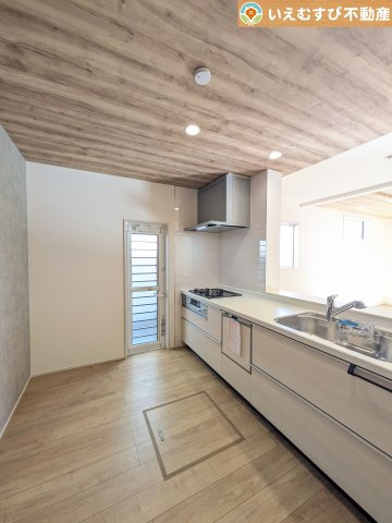 BLOOMING GARDEN　行田市富士見町2丁目2期のキッチン|リビングのお子様を見守りながらお料理ができる対面キッチン
様子を見たり会話をしながら過ごせるキッチンで楽しく料理ができますね！