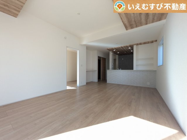 BLOOMING GARDEN　行田市富士見町2丁目2期の居間・リビング|ナチュラルな色合いで落ち着いた印象のリビングダイニング
ぬくもりのあるナチュラルな空間。グリーンを飾っても相性が良さそうですね♪