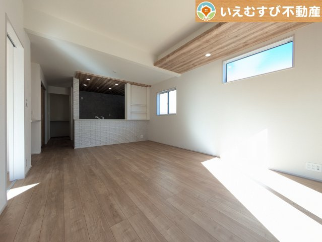 BLOOMING GARDEN　行田市富士見町2丁目2期の居間・リビング|開放感と家族との距離感にこだわったＬＤＫ
採光たっぷりのリビングで休日には家族みんなでくつろげそうですね♪