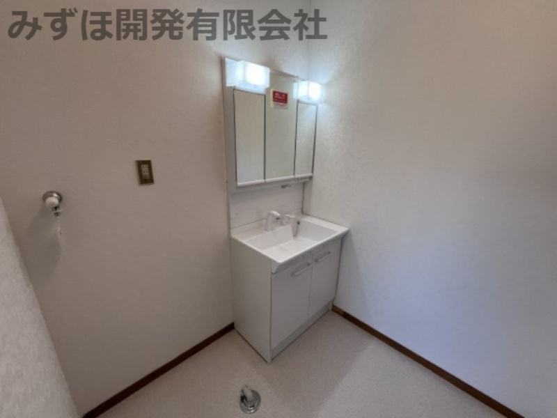 西村山郡河北町谷地字所岡2-18-4の独立洗面台|リフォーム済みの三面鏡付き独立洗面台です。