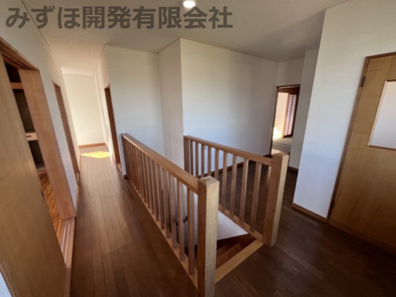 西村山郡河北町谷地字所岡2-18-4のその他|2階の踊り場です。右手に見える扉はトイレになります。こちらも新品のトイレになっております。