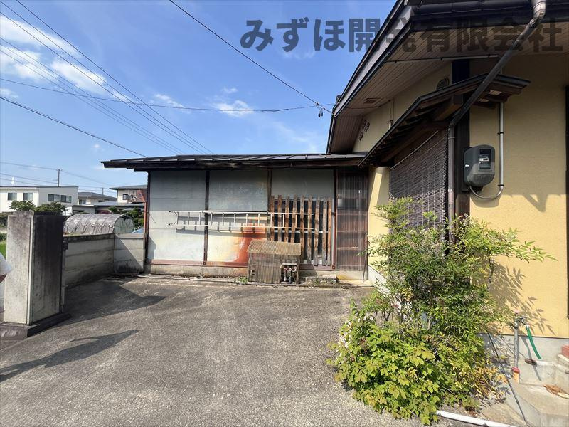 西村山郡河北町谷地字所岡2-18-4の駐車場|小屋は解体し、駐車場拡張工事を行います。
