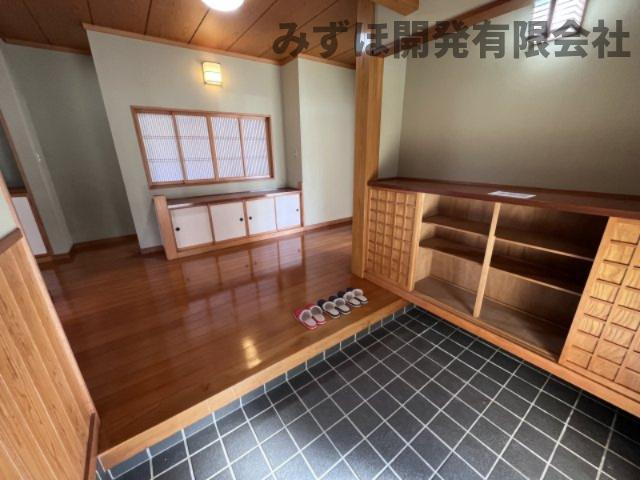 西村山郡河北町谷地字所岡2-18-4の玄関|大容量の下駄箱で家族の靴もすっきり収納可能です。