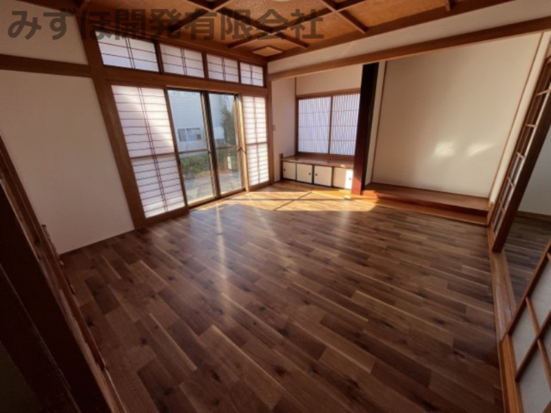 西村山郡河北町谷地字所岡2-18-4の居間・リビング|南向きの大きな窓が特徴のリビングは８帖の広さです。