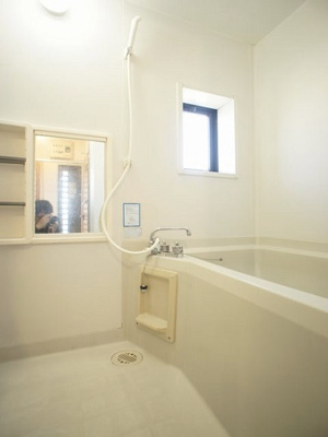 【浴室】 | ラフォーレいずみ野A | 換気のできる窓がついています。