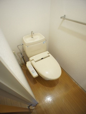 【トイレ】 | ラフォーレいずみ野A | 温水洗浄暖房便座機能付きです♪