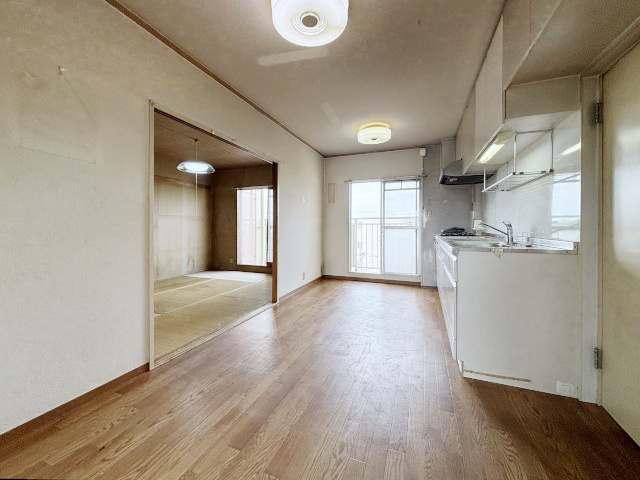 みずほ台団地９-２号棟のキッチン|使い勝手の良いシステムキッチン付き
清潔感のあるホワイトカラーです