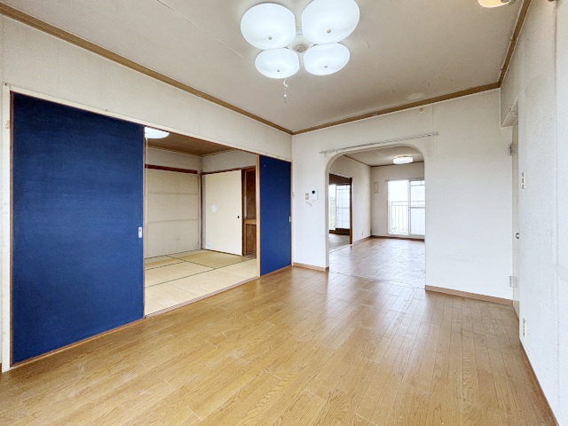 みずほ台団地９-２号棟の居間・リビング|和室の襖を開放すれば、続き間としてより広い空間になります