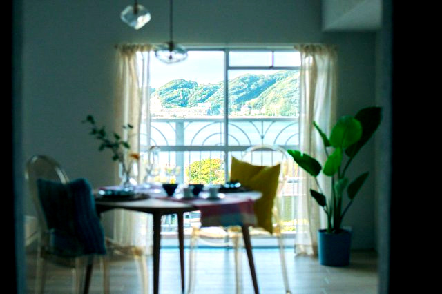 海見え！「逗子桜山ニューライフA棟」4階　富士山・江ノ島・逗子海岸を臨むの洋室|室内から海を臨む