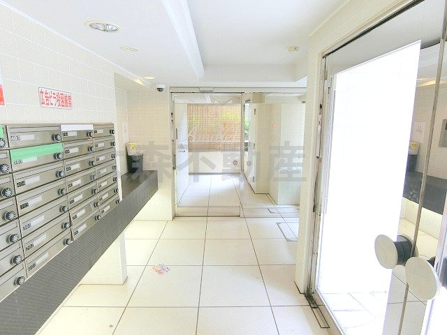 Amavel大森のエントランス|防犯カメラTVモニター付オートロック宅配BOXメールBOX管理人室　エントランス　