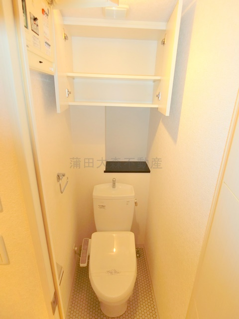 Amavel大森のトイレ|吊戸棚と温水洗浄便座付きトイレ　