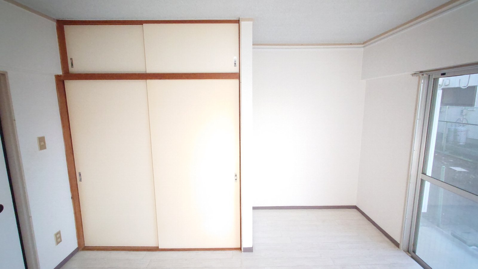 ラポールの洋室