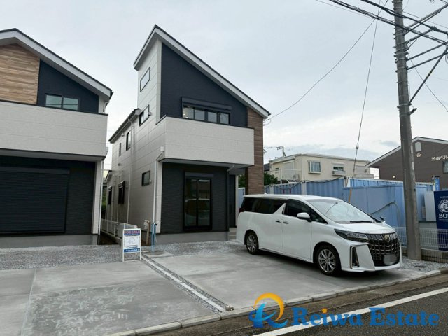 新築戸建　茅ヶ崎市柳島2丁目の外観|車種により駐車2台可能なカースペース。共働きの世帯や急な来客時に安心ですね。