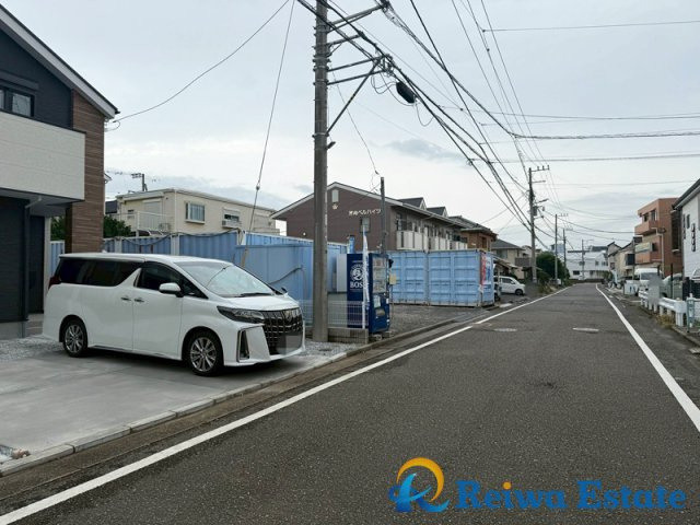 新築戸建　茅ヶ崎市柳島2丁目の前面道路含む現地写真|前面道路は約6.5ｍのゆとりがあり、人や車の出入りに不便がありません。