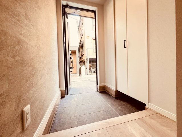 【玄関】 | 大田区矢口３丁目　新築戸建て | 上質な素材を使った玄関で、洗練された印象を演出