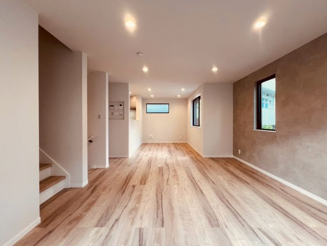 【居間・リビング】 | 大田区矢口３丁目　新築戸建て | 明るく開放感あふれるLDKで、家族みんながゆったり過ごせます