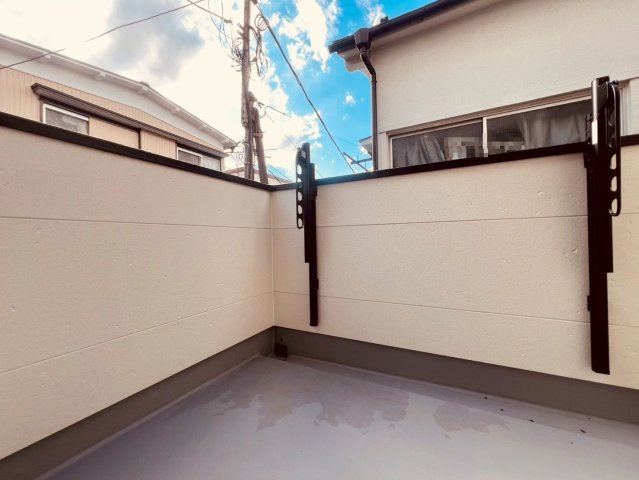 【バルコニー】 | 大田区矢口３丁目　新築戸建て | 広々としたバルコニーで、洗濯物もたっぷり干せます