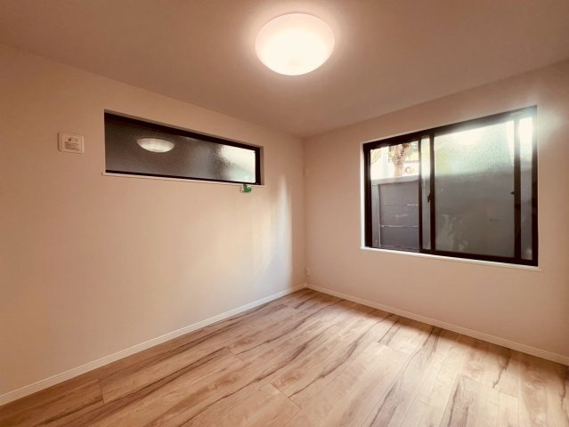 【洋室】 | 大田区矢口３丁目　新築戸建て | 窓から差し込む光が心地よい、やさしい雰囲気の洋室