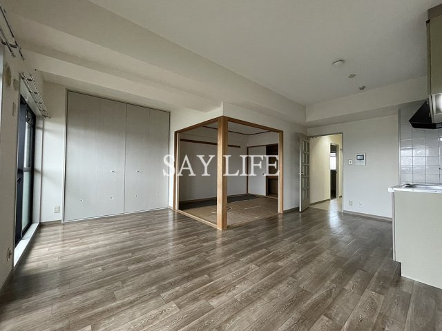 ロイヤル鶴見の居間・リビング