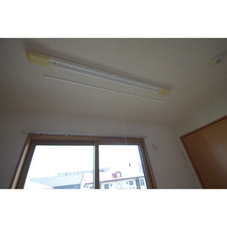 【設備】 | メゾンドールA | 室内物干し竿