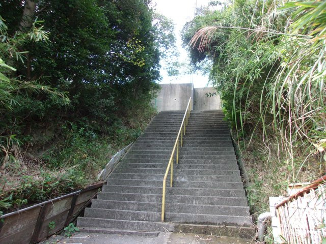 東垂水町字高丸中古戸建の前面道路含む現地写真|階段を昇ればイオンジェームス山店まで徒歩５分