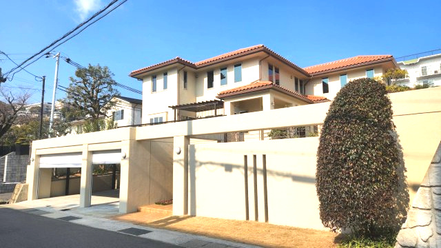 住吉山手戸建の外観|駐車場3台＋駐車スペース1台