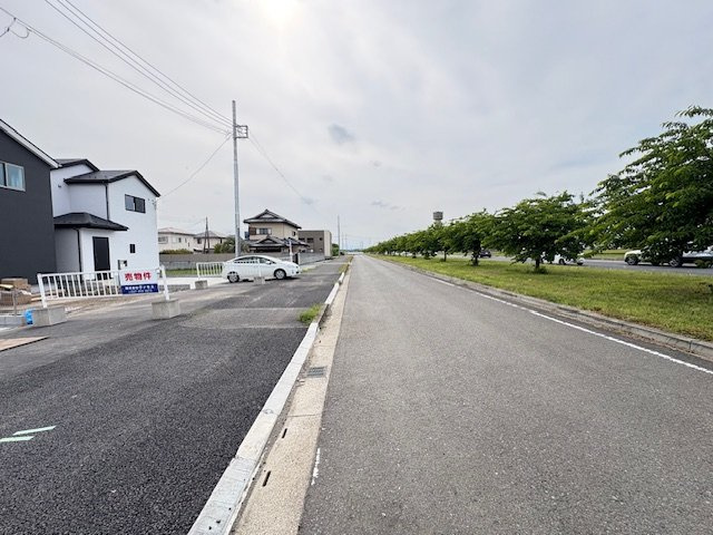 玉村斉田第２期（全８棟）3号棟の前面道路含む現地写真
