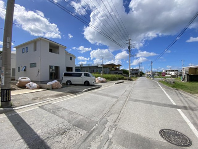 【前面道路含む現地写真】 | うるま市与那城屋慶名（全3棟） | ※北東側公道10.79m♪