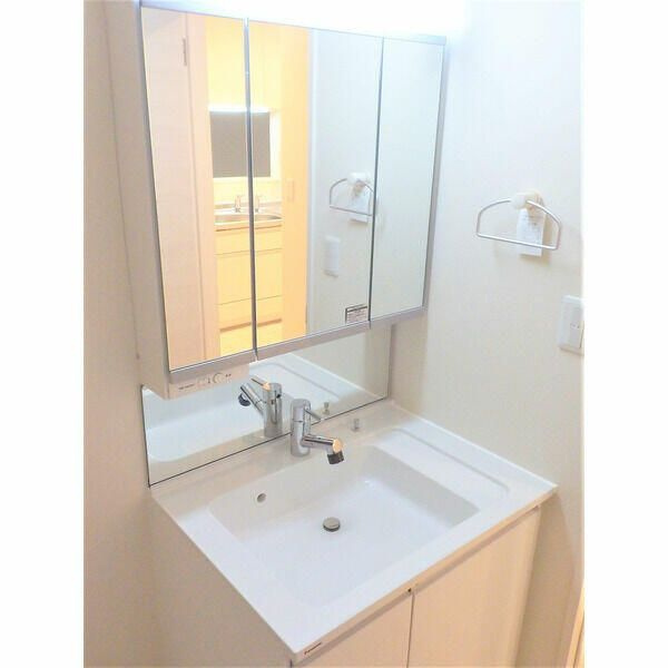 アドーニスの洗面所|■多面鏡独立洗面台■キャビネット収納付き