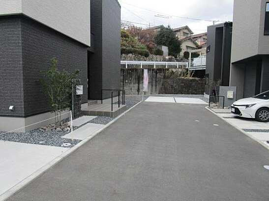 【前面道路含む現地写真】