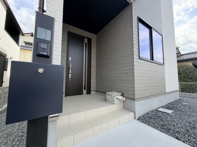 東区美和台５丁目136番　B号棟の玄関