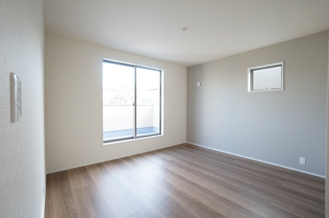 リーブルガーデン武豊町土穴　1号棟の洋室|明るい光がさしこむ居室！！収納豊富！！