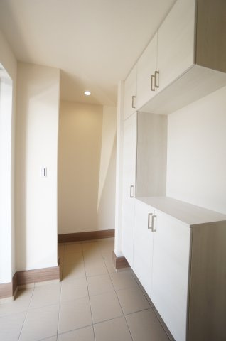 リーブルガーデン武豊町土穴　1号棟の玄関|玄関に家族分のシューズボックスあり