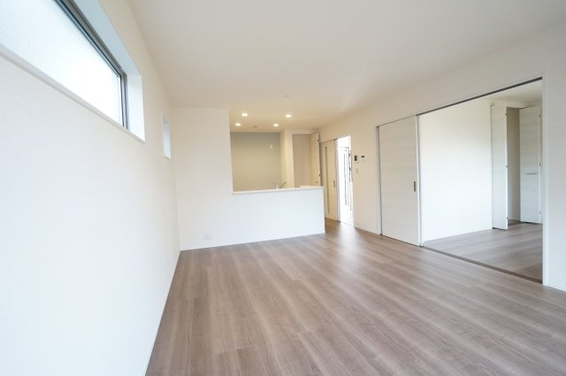 リーブルガーデン武豊町土穴　1号棟の居間・リビング|南側リビング☆日当たり良好