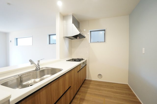 リーブルガーデン武豊町土穴　1号棟のキッチン|お料理しながら会話弾む対面キッチン！！家族の温かい時間を演出！！