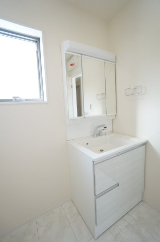 リーブルガーデン武豊町土穴　1号棟の独立洗面台|暮らしを快適に変える、シャワー付き洗面化粧台