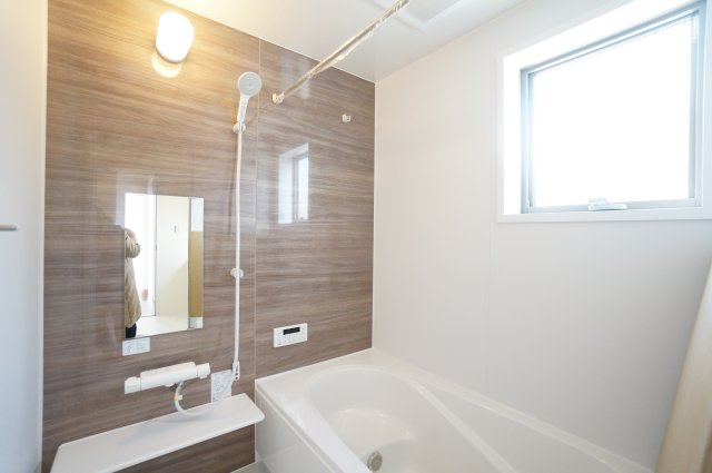 リーブルガーデン武豊町土穴　1号棟の浴室|雨の日のお洗濯に大活躍な浴室乾燥機付！広々浴室1坪タイプ！
