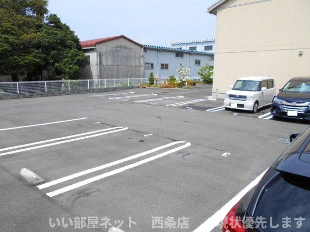 ヴィラ・ボヌールの駐車場