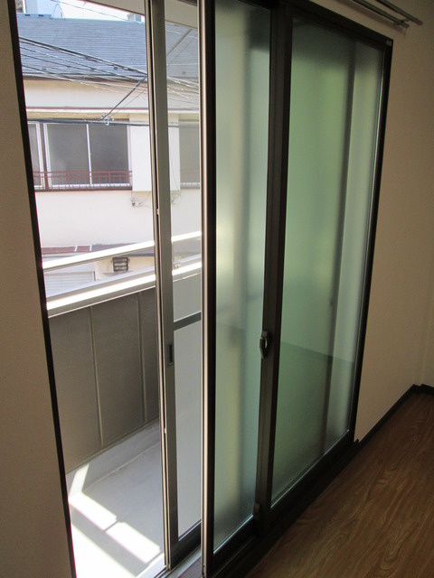 アーバンハイツの設備|二重窓で断熱・防音性アップ／目隠しフィルムでプライバシー配慮