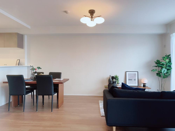 パレ・シェール芦屋東山の居間・リビング|バルコニーから明かり陽ざしがはいります