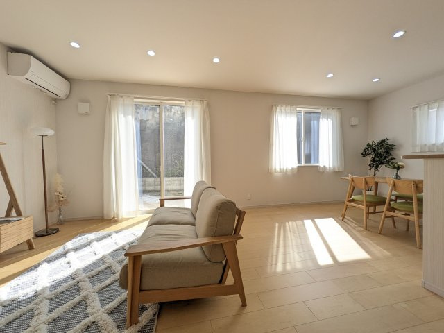 【居間・リビング】 | ☆ホームステージングしています。家具は撮影用です。