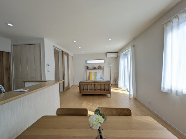 【居間・リビング】 | ☆ホームステージングしています。家具は撮影用です。