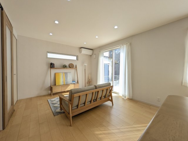 【居間・リビング】 | ☆ホームステージングしています。家具は撮影用です。