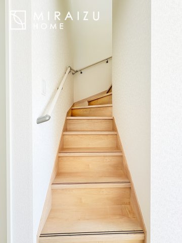 【その他】 | 来客時にカラー画像で確認が出来るので安心。夜間でもLEDライトでくっきりと映ります。また画像のみの対応も出来る為、こちら側の声は聞こえず様子を見てからインターホン対応も可能で安心ですね。