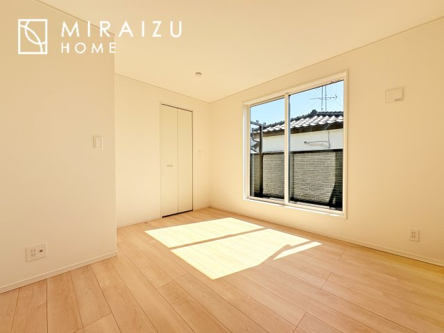 【その他】 | 三面鏡、シャワー機能の付いた洗面台は小物、洗面用具も収納できるので、朝の身支度が移動せずに洗面台で済ませられます。